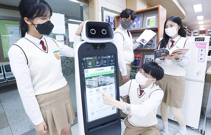 LG전자가 초·중·고등학교에 학생들의 디지털 교육을 위해 LG 클로이 가이드봇을 공급한다. 경북 구미시 사곡고등학교에서 학생들이 LG 클로이 가이드봇을 체험하고 있다. 사진=LG전자