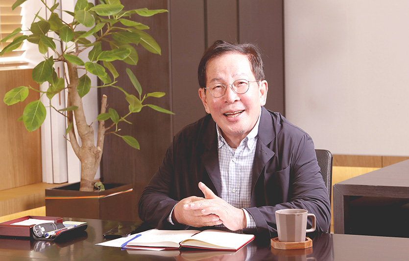 권원강 교촌에프앤비㈜ 회장 사진=교촌그룹