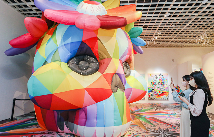 2일 오전, 서울 영등포구 더현대 복합문화공간 알트원(ALT.1)에서 진행되는 '비바 아르떼'에서 고객들이 작품 사진을 찍고 있다. 사진=현대백화점