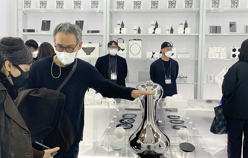 참관객들이 전시품을 살펴보고 있다. 사진=김성미 기자