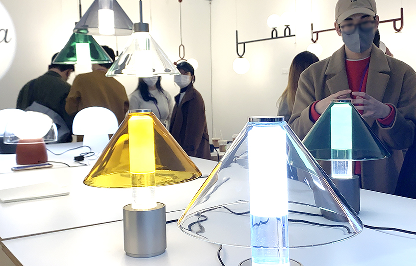 참관객들이 전시품을 살펴보고 있다. 사진=김성미 기자