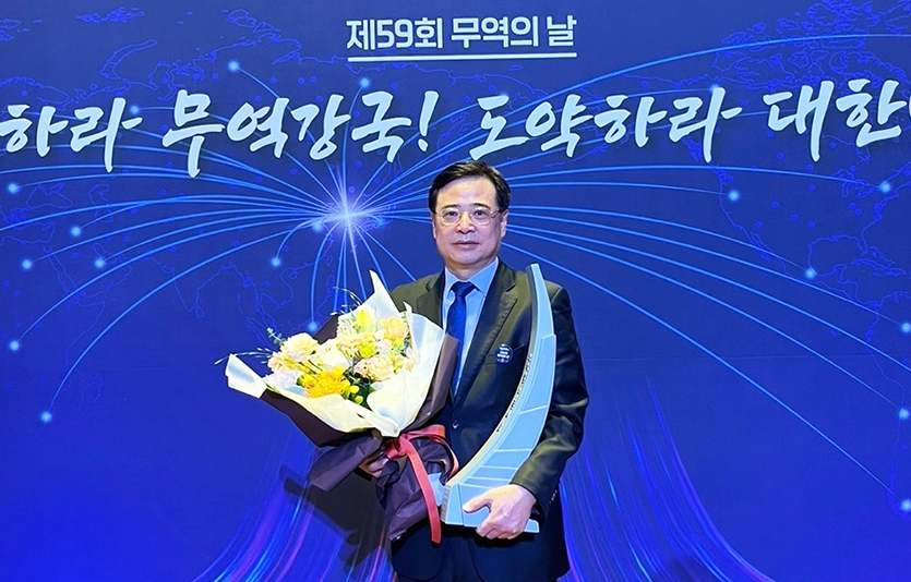 장성학 동원시스템즈 소재사업부문 대표가 ‘2억불 수출의 탑’을 수상하고 기념 사진을 촬영하고 있다. 사진=동원시스템즈