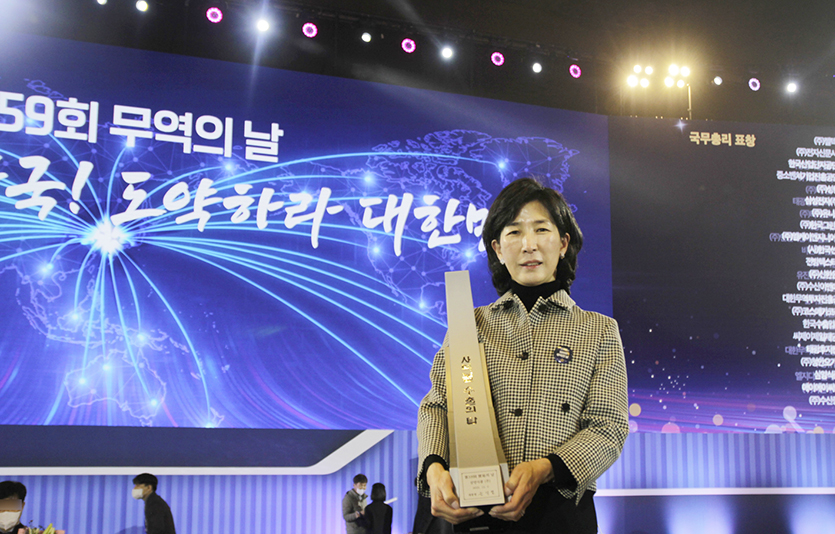 김정수 삼양식품 대표이사(부회장)이 4억불 수출의 탑을 수상하고 기념 사진을 촬영하고 있다. 사진=삼양식품