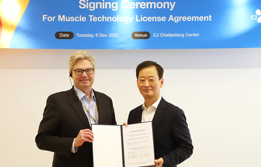 (왼쪽부터) 최은석 CJ제일제당 대표, 크리스토퍼 아담스 에미온 대표. 사진=CJ제일제당