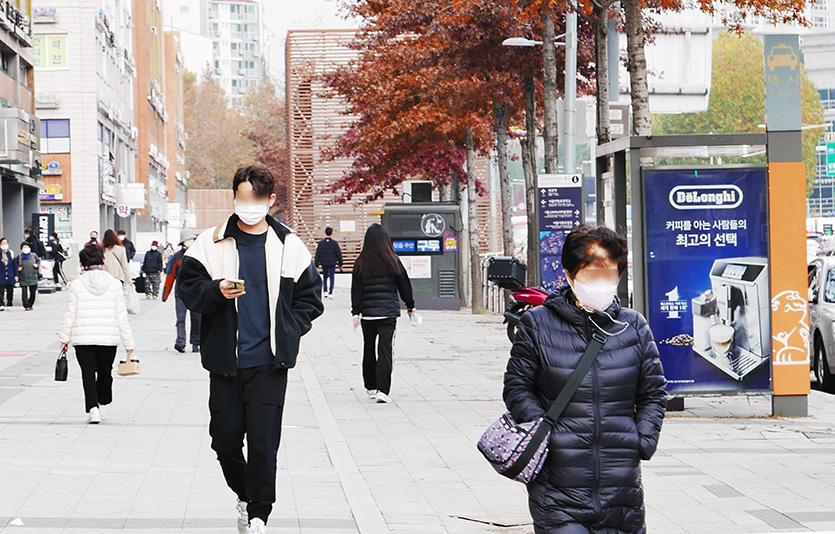 코로나19 겨울철 재유행에 접어든 가운데 16일 전국에서 5만5000명대의 신규 확진자가 나왔다. 사진=김성미 기자