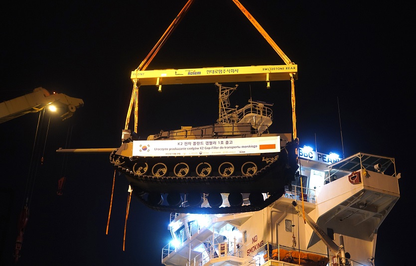 사진 2_하역되는 K2 전차 모습.jpg