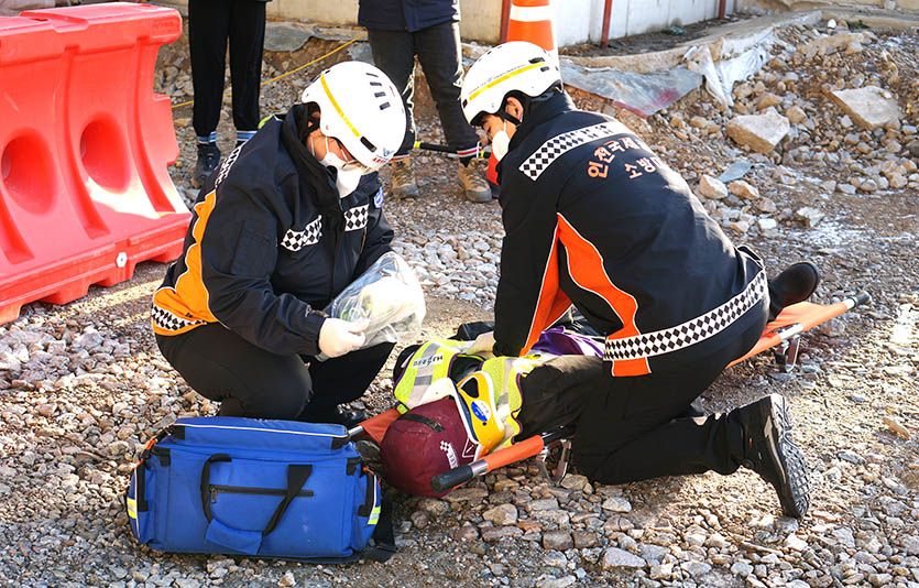 화재로 인해 재해자가 발생하고 소방대원이 응급처치를 하고 있는 모습. 사진=인천국제공항공사