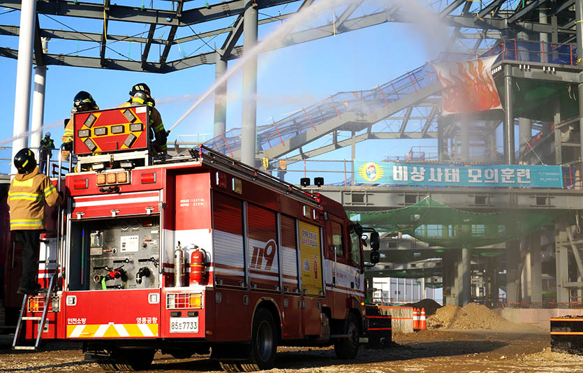 화재사고 현장에 도착한 공항소방대가 화재집안을 하는 모습. 사진=인천국제공항공사