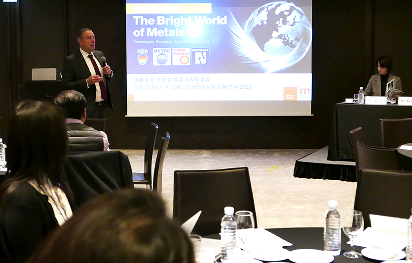 프리드리히-게오르그 케러 메쎄 뒤셀도르프 이사가 한국 참관객과 기자를 대상으로 ‘G/M/T/N 2023’를 소개하고 있다. 사진=김성미 기자