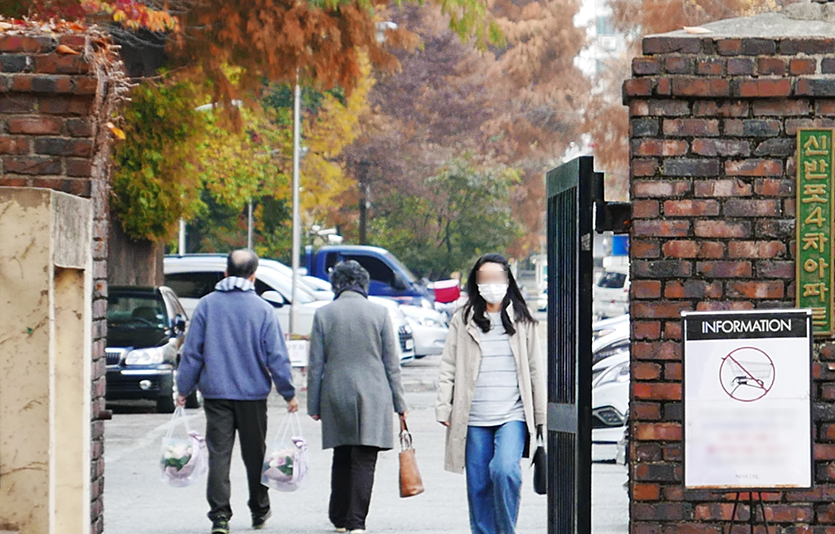 코로나19 7차 유행이 진행 중인 가운데 17일 신규 확진자 수가 4만명대로 내려왔다. 사진=김성미 기자