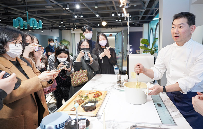 ‘큐커 미식 페스티벌’에서 임기학 셰프가 ‘비스포크 큐커’ 를 활용해 연말 홈파티를 위한 쿠킹 클래스를 진행하고 있다. 사진=삼성전자