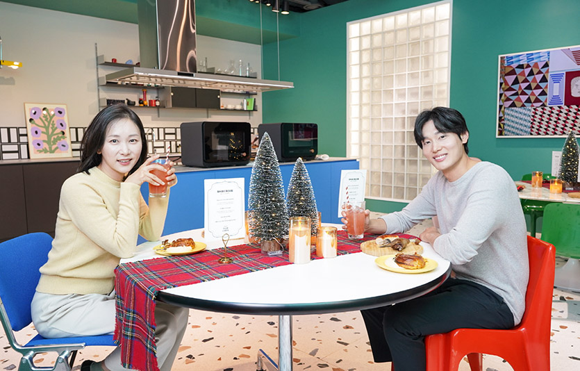 비스포크 큐커로 조리한 연말 홈파티 메뉴를 즐기고 있는 모습. 사진=삼성전자