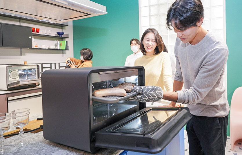 비스포크 큐커로 연말 홈파티 메뉴를 직접 조리하고 있는 모습. 사진=삼성전자