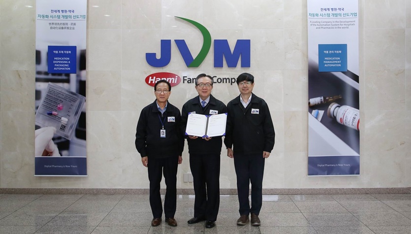 제이브이엠 대표이사 이용희 사장이 ISO27701 인증서를 들고 대구 본사에서 기념촬영을 하고 있다. (왼쪽부터)제이브이엠 송만술 경영지원본부장, 이용희 사장, 박창영 정보보호책임자(CISO). 사진= 한미약품