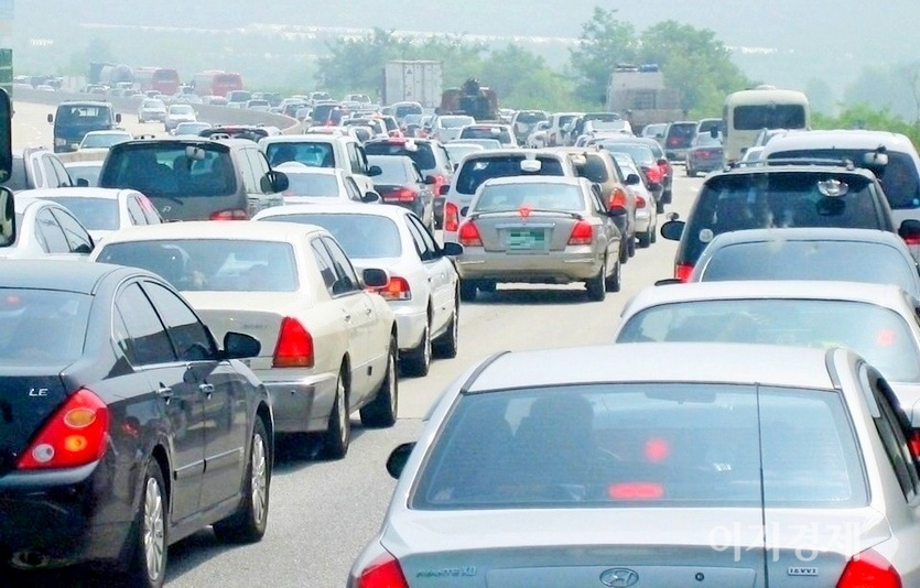 1분기 현재 국내 자동차 등록대수가 2507만180대로 집계됐다. 자동차 관련 세금은 정부가 연간 걷는 세금의 20% 수준을 차지하고 있다. 중부고속국도의 최근 주말 모습. 사진=정수남 기자