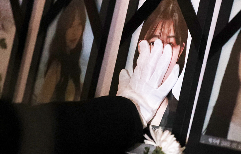 10.29참사 참사 희생자 49재를 맞은 16일 종교계와 시민들이 추모제를 연다. 서울 용산구 녹사평역 이태원 광장에 마련된 ‘10·29 이태원 참사 희생자 합동분향소’에서 이태원 참사 유가족들이 영정과 헌화를 하며 오열하고 있다. 사진=일요시사