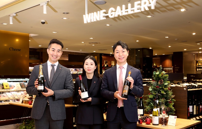 [롯데백화점] 롯데백화점 소믈리에 3인_1 (사진 왼쪽부터 최준선 소믈리에, 한희수 소믈리에, 경민석 소믈리에).jpg