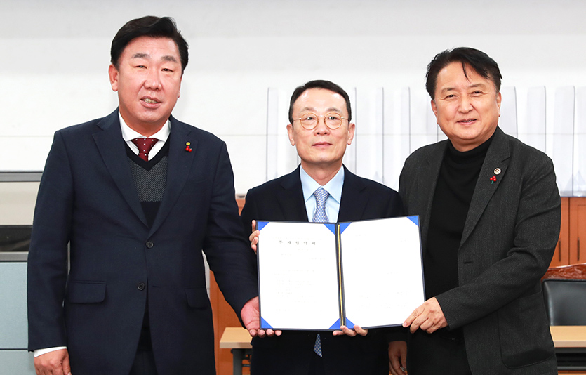 충청북도 소회의실에서 개최된 투자협약식에 참석한 (왼쪽부터) 이범석 청주시장, LG에너지솔루션 CRO 이방수 사장, 김영환 충청북도지사가 기념사진을 찍고 있다. 사진=LG에너지솔루션