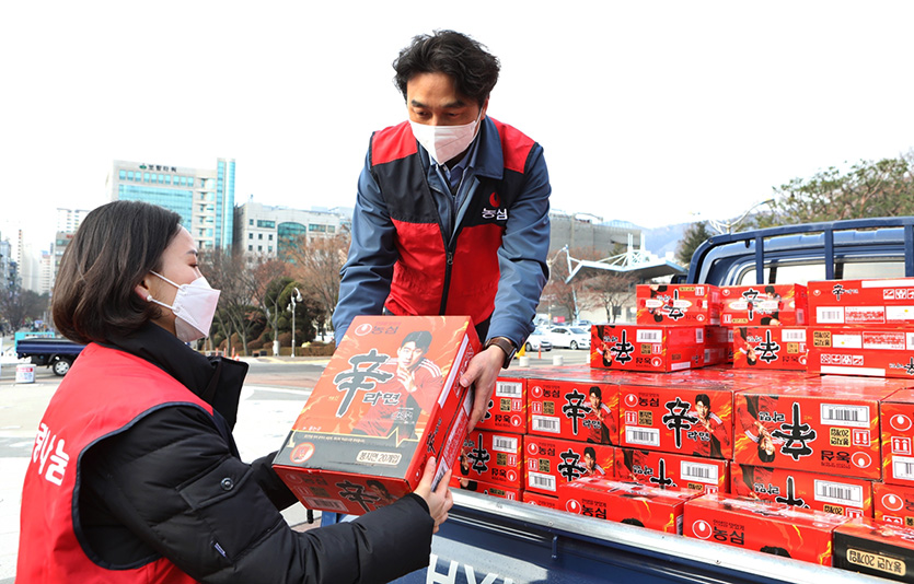 농심이 최근 본사와 전국 6개 공장에서 사랑의 신라면 4300박스를 각 지역사회에 전달했다. 사진=농심