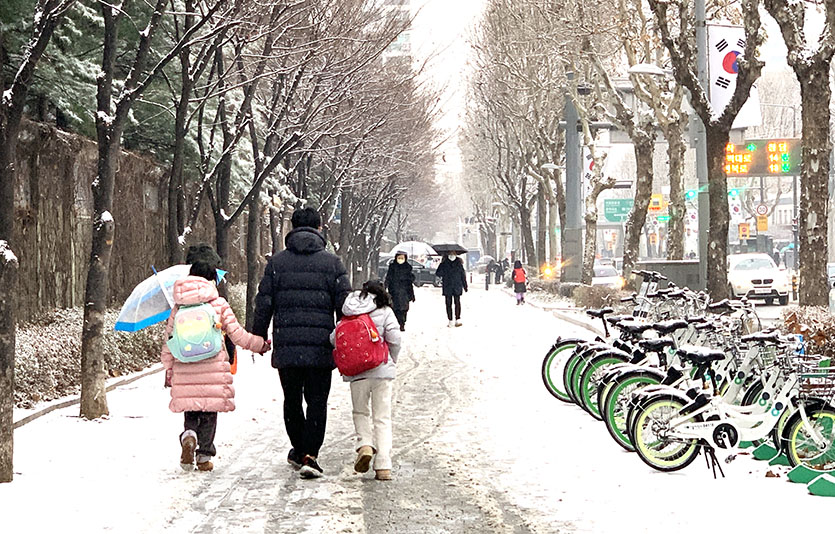 코로나19 겨울 재유행 증가세가 이어지며 20일 신규 확진자 수는 8만8000명대를 기록했다.