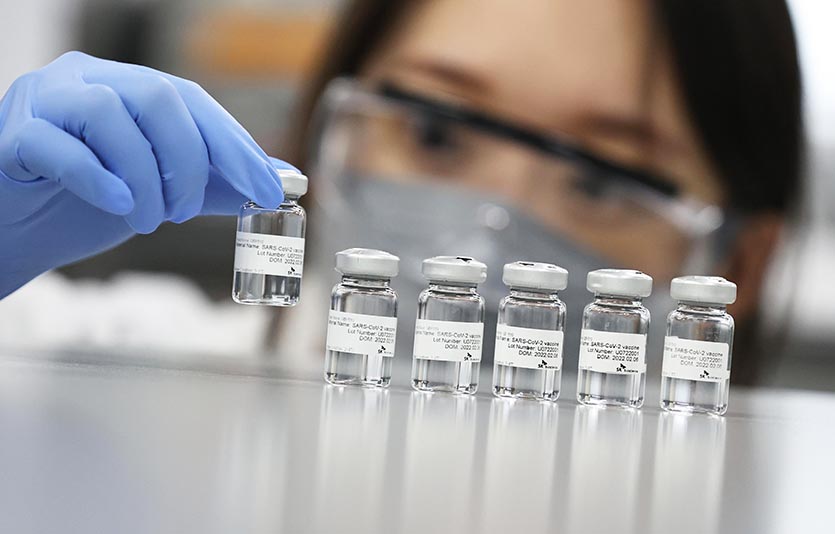 SK바이오사이언스 연구소에서 연구원이 국산 1호 코로나19 백신 스카이코비원을 들어보이고 있다. 사진=뉴시스