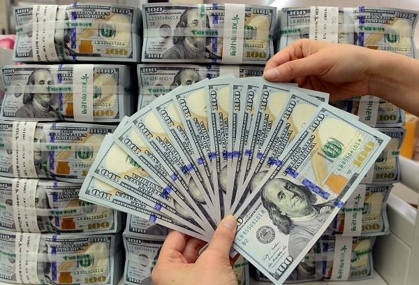 지난달 3일 서울 명동 KEB하나은행에서 은행 직원이 달러 등을 정리하고 있다. <사진=뉴시스 제공>