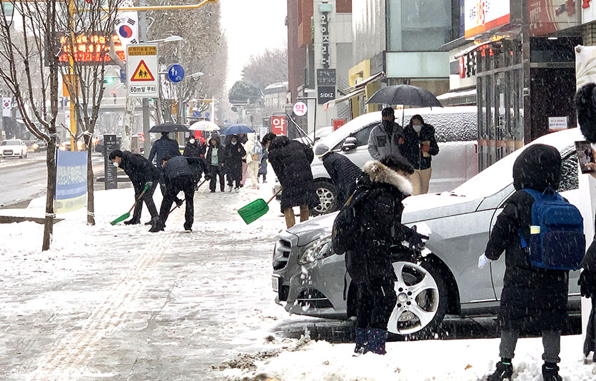 코로나19 겨울 유행이 계속되는 가운데 21일 7만 명대 중반의 신규 확진자가 나왔다. 대설주의보가 내린 21일 서울 방배동. 등굣길 아이들이 눈싸움을 하고 있다. 사진=김성미 기자