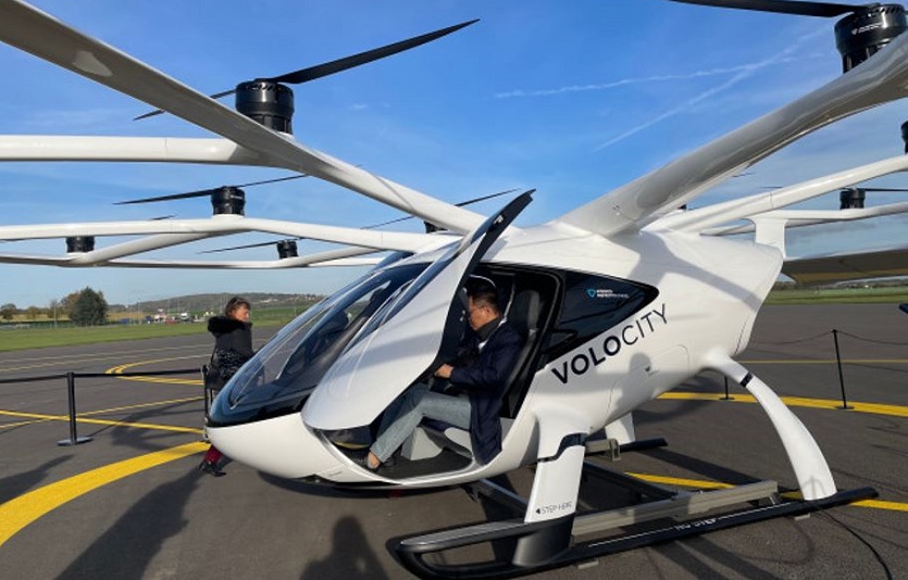 [이미지2] 롯데건설 관계자가 볼로콥터社가 개발한 수직이착륙기 ‘볼로시티’를 탑승하여 실내를 체험하고 있는 모습.jpg