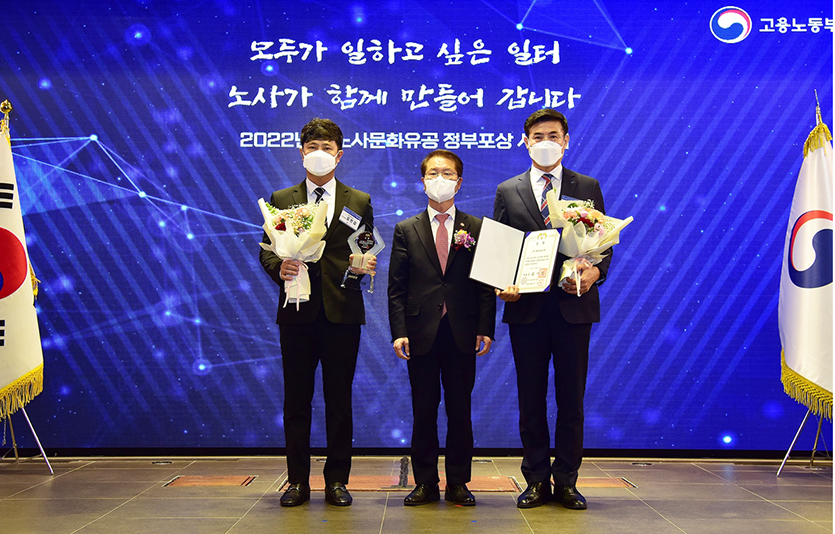 (오른쪽부터) 이석근 대유에이피 대표이사, 이정식 고용노동부 장관, 김천갑 대유에이피 근로자대표. 사진=대우에이피