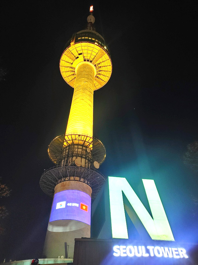 CJ푸드빌이 운영하는 N서울타워가 한국-베트남 수교 30주년을 기념해 점등식을 개최했다. 사진=CJ푸드빌