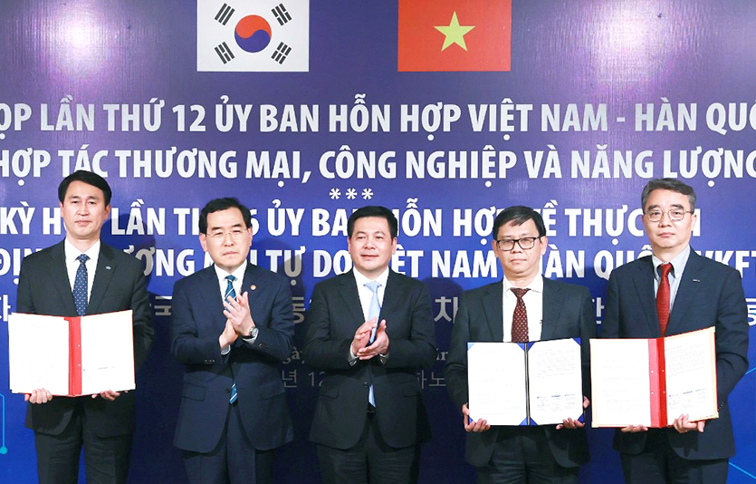 (왼쪽부터) 이규복 KETI 부원장, 이창양 산업통상자원부 장관, 응우옌 홍 디엔 베트남 산업무역부 장관, 쩐끼푹 IE 원장, 박홍욱 두산에너빌리티 파워서비스 BG장. 사진=두산에너빌리티