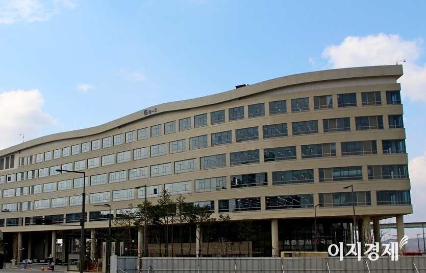 국토부가 지속적으로 발생하는 물류센터 화재를 막기 위해 마감재의 내연 성능 기준을 강화하는 등 건축물의 피난·방화구조 등 기준에 관한 규칙을 새로 마련했다. 세종시 국토부 청사. 사진=이지경제