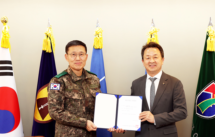 (왼쪽부터) 김규하 수방사령관 중장(왼쪽)과 백정완 대우건설 사장이 위문금 전달 후 기념촬영을 하고있다. 사진=대우건설