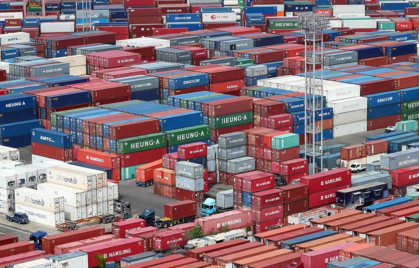 글로벌 공급망 위기와 원자재 가격 상승세가 장기화되는 가운데 한국경제에 빨간불이 들어왔다.지난해 수출 실적이 사상 최고 달성했음에도 무역수지(수출액-수입액) 적자가 472억달러(약 60조원)로 연간 기준 역대 최대를 기록했다.스