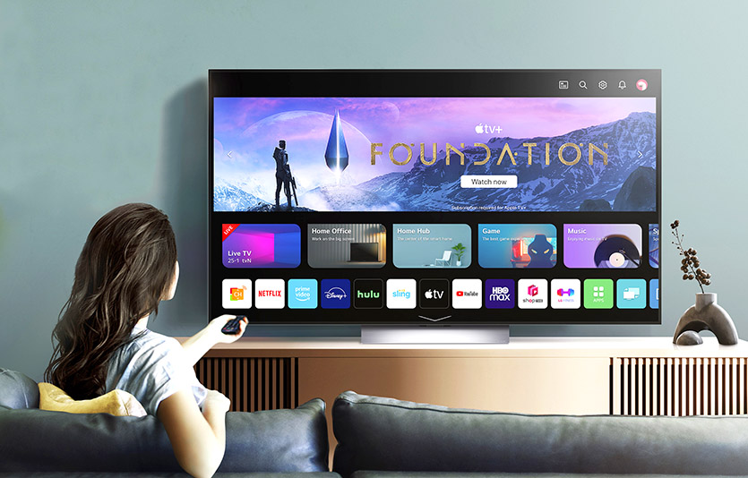 LG전자 모델이 웹OS 23을 탑재한 LG 올레드 에보(모델명: G3)를 시청하는 모습. 사진=LG전자