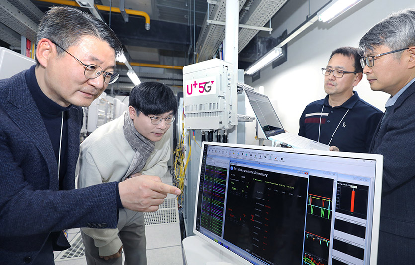 LG유플러스가 협력을 통해 오픈랜 국제 표준 규격에 기반한 O-DU(분산장치)와 O-RU(안테나) 장비를 연동하는데 성공했다. 권준혁 LG유플러스 네트워크부문장(맨 왼쪽)이 노키아, 삼지전자 관계자로부터 O-RAN 장비에 대한 설명을 듣고 있는 모습. 사진=LG유플러스
