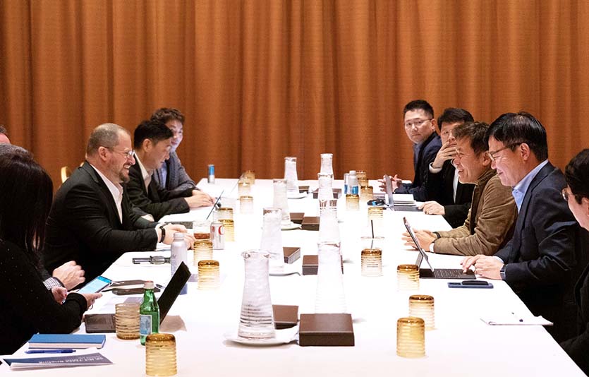 박정호 SK하이닉스 대표이사 부회장(오른쪽 열 중앙)은 4일(미국시간) ‘CES 2023’ 개막을 하루 앞두고 크리스티아노 아몬 퀄컴 CEO(왼쪽 열 중앙)와 만나 양사간 협력 방안을 논의했다. 사진=SK하이닉스