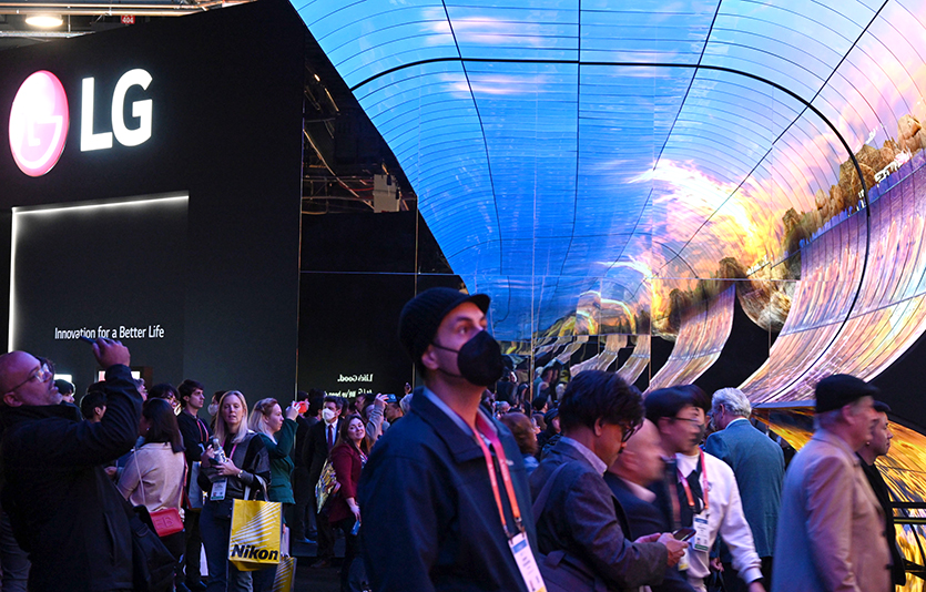 LG전자가 ‘CES 2023’ 개막 첫날 전시관 입구에 올레드 플렉서블 사이니지 260여장을 이어 붙여 만든 초대형 ‘올레드 지평선(OLED Horizon)’을 연출해 관람객들의 이목을 집중시켰다. 사진=LG전자