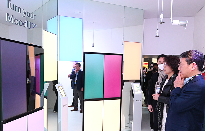 LG전자 CEO 조주완 사장(오른쪽 첫 번째) 등 LG전자 경영진이 스마트홈 플랫폼 ‘LG 씽큐(LG ThinQ)’ 앱에서 도어 색상을 간편하게 변경할 수 있는 ‘무드업 냉장고’를 살펴보고 있다.