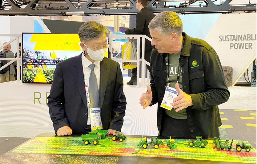 유정열 코트라 사장(왼쪽)이 전시회 참가기업의 설명을 듣고 있다. 사진=코트라