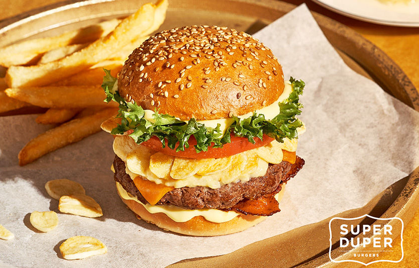 프리미엄 수제버거 ‘슈퍼두퍼’가 계묘년 새해를 맞아 첫 번째 시즌 메뉴를 내놓는다. 사진은 갈릭 버거 세트. 사진=bhc그룹