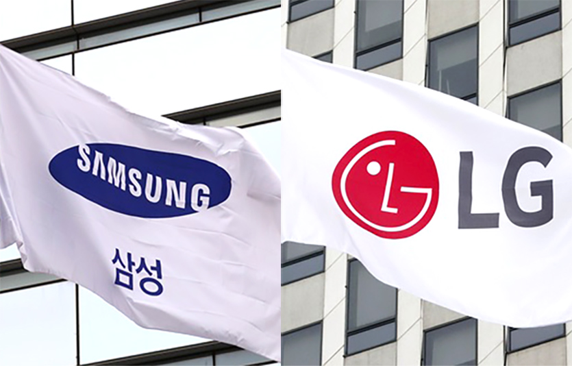 (왼쪽부터) 서울 서초구 삼성전자 서초사옥의 삼성전자 깃발과 서울 영등포구 LG트윈타워 입구에 설치된 LG 깃발. 사진=뉴시스