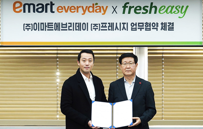 (왼쪽부터) 정중교 프레시지 대표이사와 김성영 이마트에브리데이 대표이사가 업무협약 체결 후 기념사진을 촬영하고 있다. 사진=프레시지