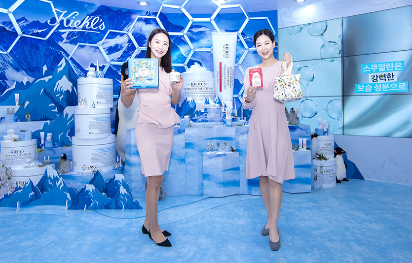 롯데백화점 본점  키엘 울트라 메가 팝업에서 모델들이 상품을 홍보하는 모습. 사진=롯데백화점