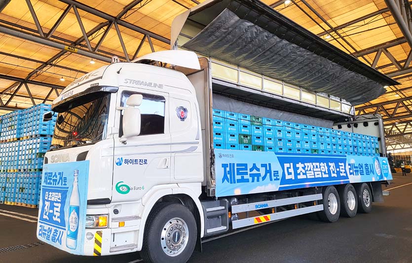 하이트진로는 10일 경기도 이천공장에서 제로슈거 ‘진로’를 첫 출고했다. 사진=하이트진로