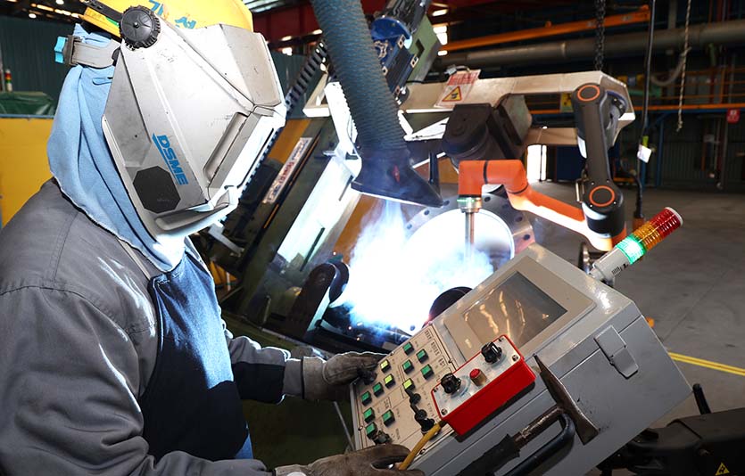 대우조선해양이 개발한 용접 협동로봇을 작업자가 조작하고 있다. 사진=대우조선해양