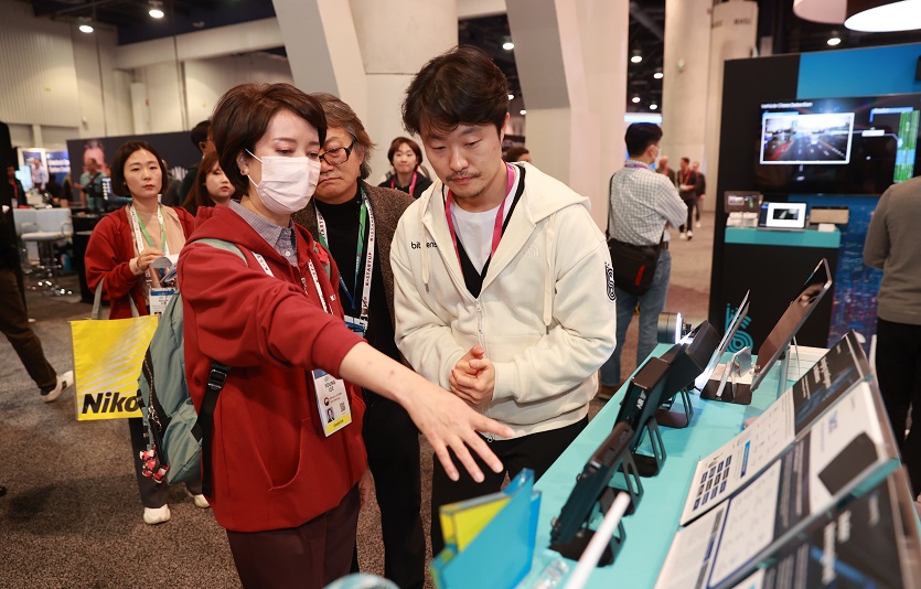 이영 중기부 장관이 5일(현지시각) CES 2023 전시회에서 딥테크 기업 전시 현장을 방문했다. 사진=중소벤처기업부<br>