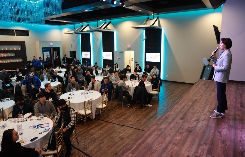 이영 중소벤처기업부 장관이 5일(현지시각) CES 2023&nbsp;K-스타트업관 참여기업들을 만났다. 사진=중기부<br>