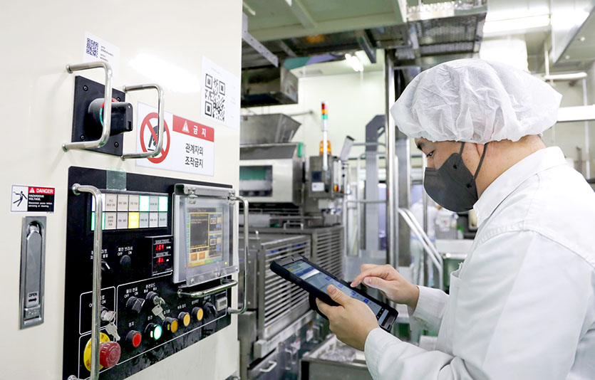 SPC삼립 시화공장에서 안전 관리자가 ‘SPC 통합 안전점검 앱’을 활용해 설비 안전점검을 진행하고 있다 사진=SPC삼립