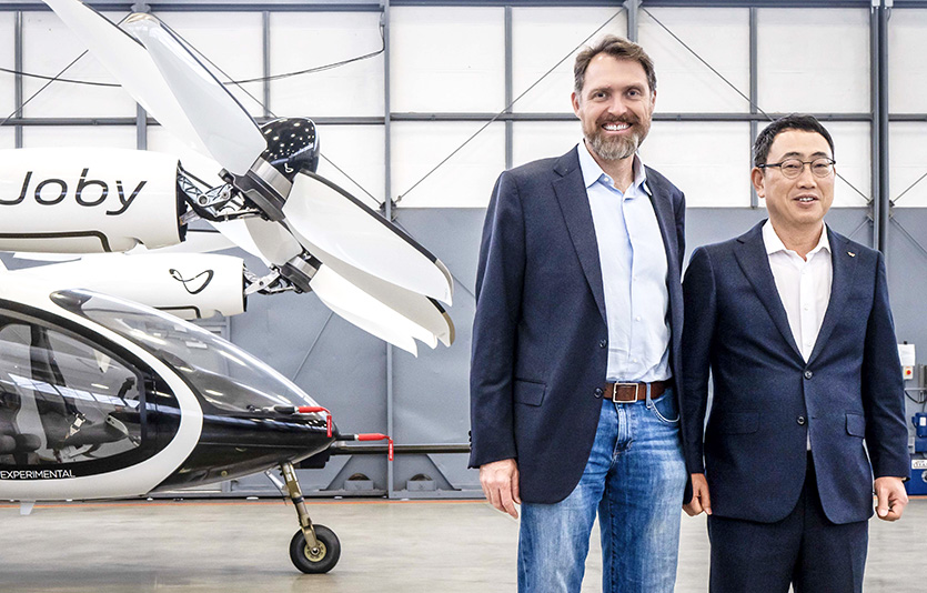 미국 새너제이 조비 에비에이션 생산시설에 있는 UAM 항공기 앞에 선 조벤 비버트 조비 에비에이션 CEO, 유영상 SK텔레콤 CEO. 사진=SK텔레콤